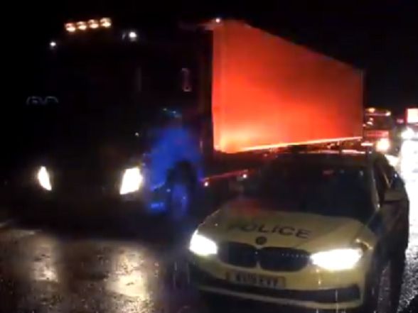 В Великобритании полиция обнаружила в грузовике 15 мигрантов