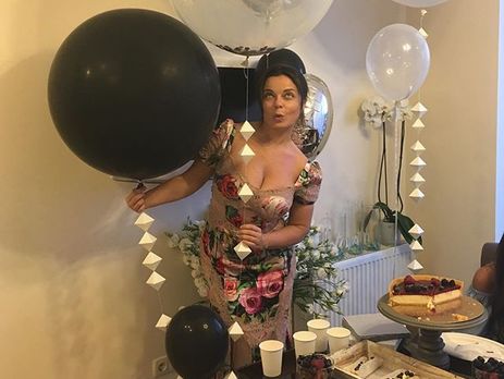 Королева показала сына-подростка