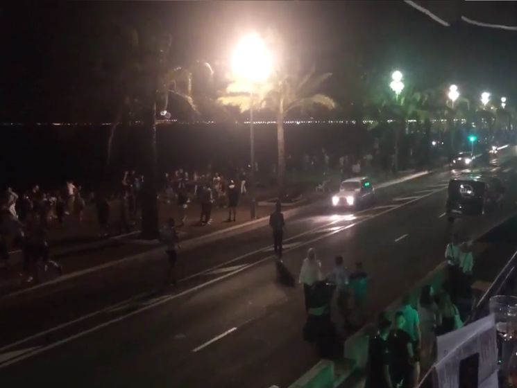 В Ницце сотни людей бегут в панике после того, как грузовик врезался в толпу. Видео