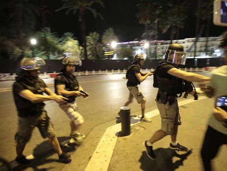 Заместитель префекта: Водитель грузовика, который врезался в толпу людей в Ницце, застрелен