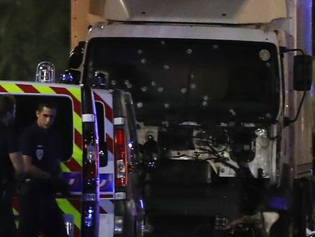 Белый грузовик на полной скорости въехал в толпу людей на набережной Ниццы. Видео