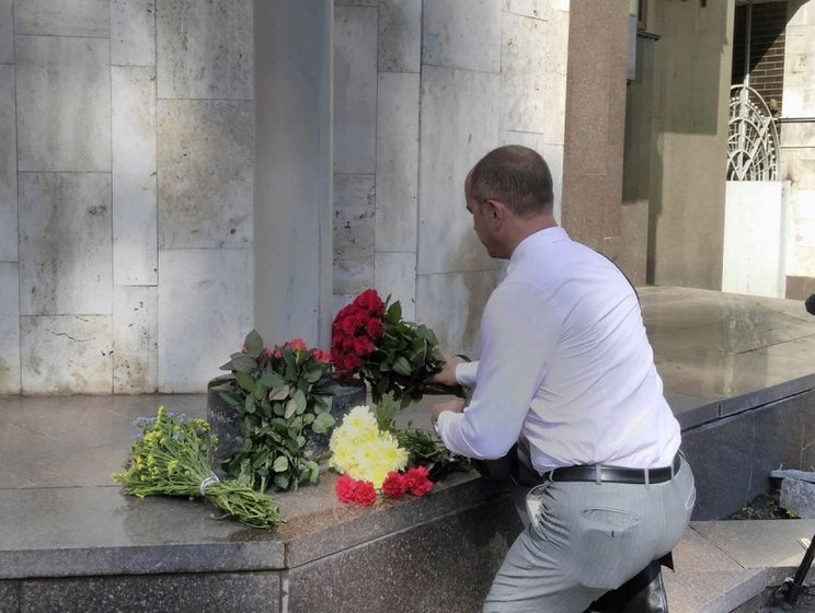 В Киеве люди несут цветы к посольству Франции после теракта в Ницце