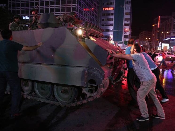 Танки открыли огонь по парламенту Турции &ndash; СМИ