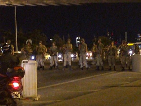 Военные открыли огонь по манифестантам у моста через Босфор в Стамбуле, есть раненые