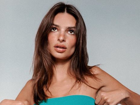 Ратаковски показала, как загорает топлес