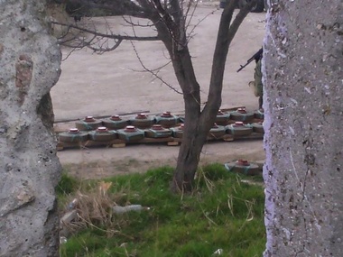 В Феодосии российские военные убрали противотанковые мины, установленные у воинской части