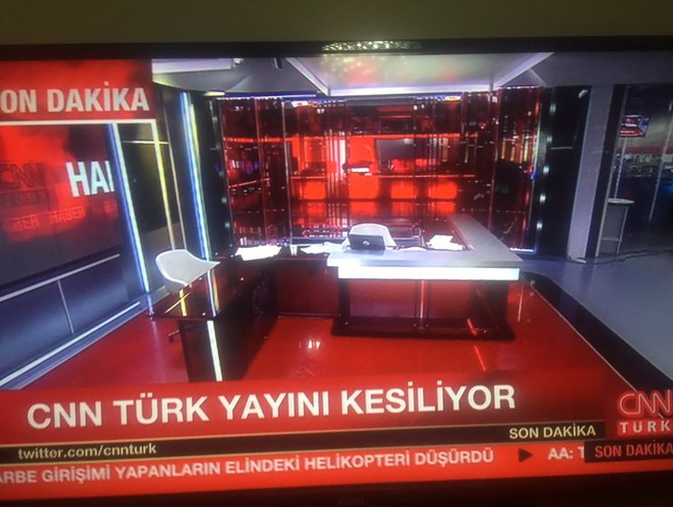 Турецкие солдаты захватили медиа-центр Dogan в Анкаре