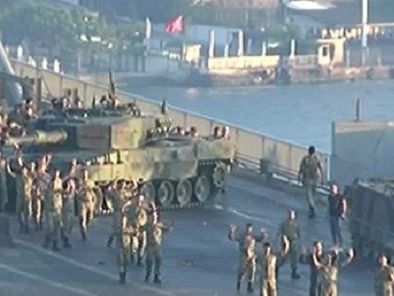 Турецких солдат, сдавшихся полиции на мосту через Босфор, выпороли