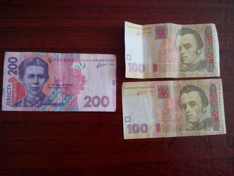 Полиция: В Луганской области подбрасывают людям конверты с фальшивыми деньгами и агитацией за одного кандидата в нардепы