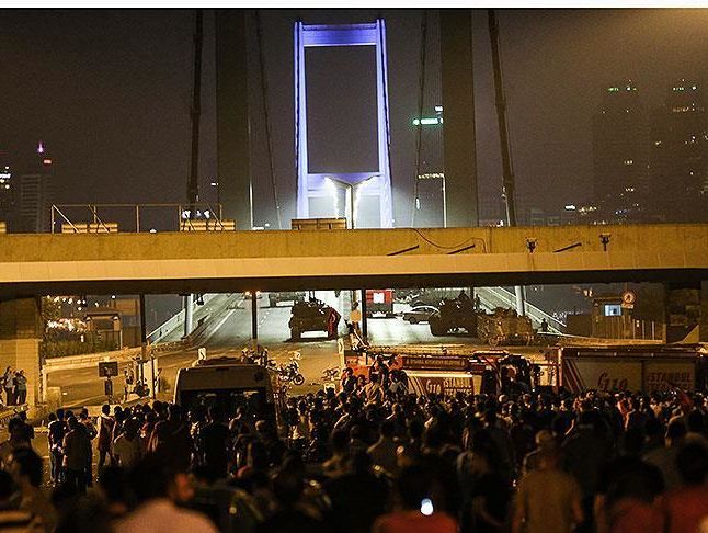 Военные, контролировавшие мост через Босфор в Стамбуле, сдались полиции &ndash; СМИ