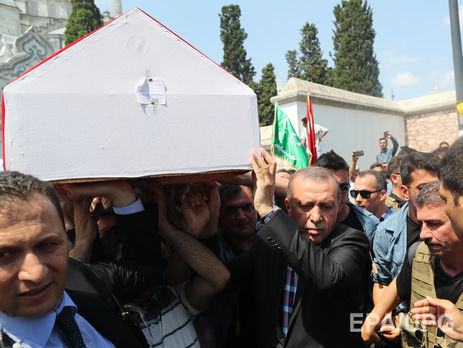 Эрдоган помогал нести гроб с телом манифестанта, погибшего от рук военных во время путча. Фоторепортаж