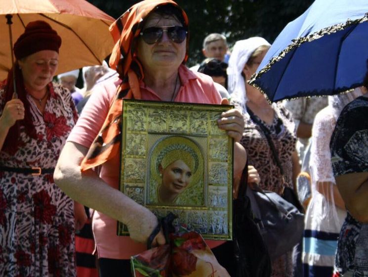 В Полтавской области участница крестного хода УПЦ МП несла икону с изображением Тимошенко