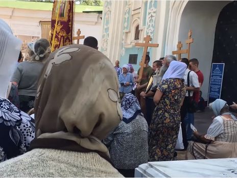 Участники крестного хода УПЦ МП на Софийской площади в Киеве спели 