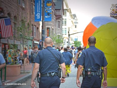 В Балтиморе вооруженный мужчина захватил заложников в кафе Burger King
