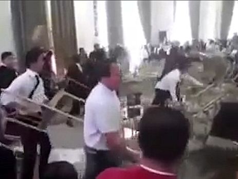 В Мексике конференция профсоюза учителей завершились массовой дракой и швырянием стульев. Видео