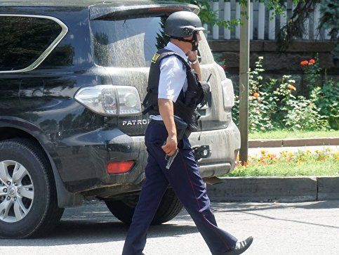 В Алматы введен самый высокий уровень террористической угрозы, СМИ сообщают о двух убитых полицейских