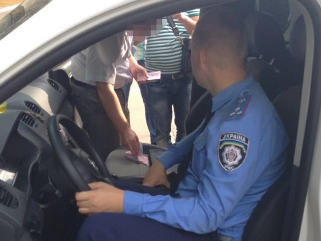 В Чернигове СБУ задержала на взятке следователя и инспектора райотдела полиции