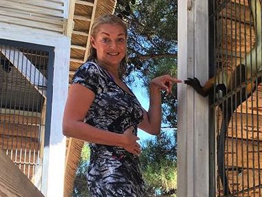 Обнаженная Волочкова обмазала свое тело грязью