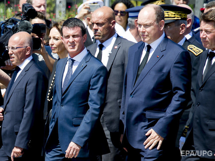 Граждане освистали правительство Франции перед минутой молчания по погибшим в Ницце. Видео