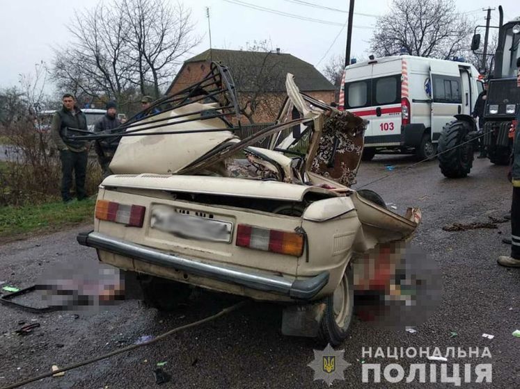 У Житомирській області "Запорожець" зіткнувся з КамАЗом, загинуло троє людей