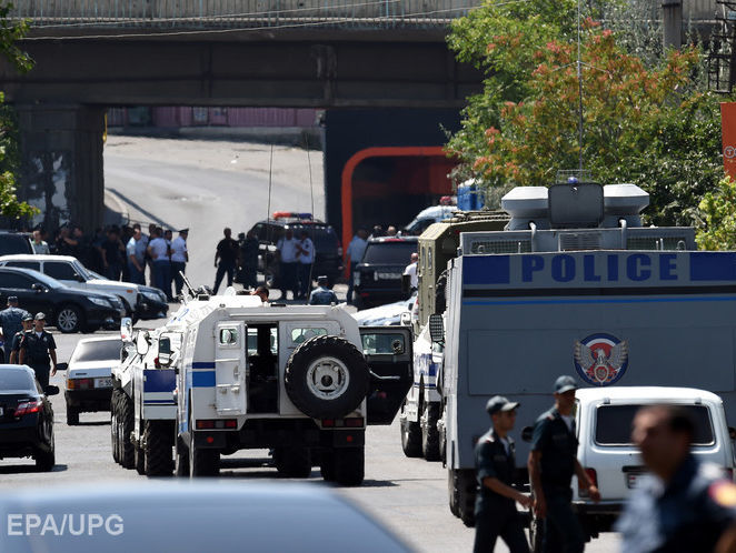 Возле захваченного вооруженными людьми здания полиции в Ереване произошли столкновения силовиков с демонстрантами