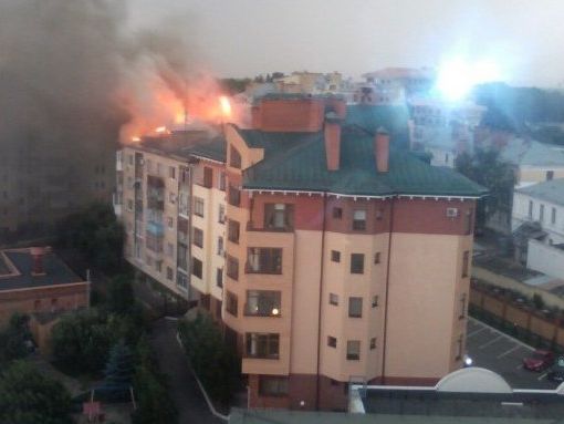В Полтаве после удара молнии загорелась жилая пятиэтажка &ndash; СМИ