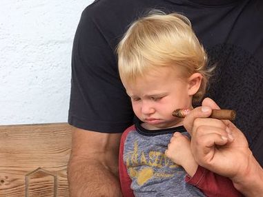 Шварценеггер предложил покурить сигару маленькой дочери Владимира Кличко