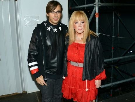 Пугачева готовит Галкину яичницу с сосисками на завтрак