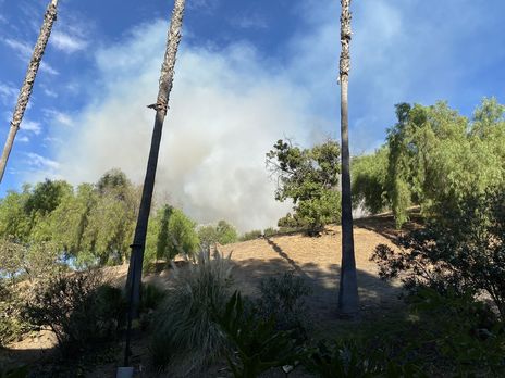 ﻿У Каліфорнії рятувальники гасять пожежу в районі кіностудії Warner Bros.