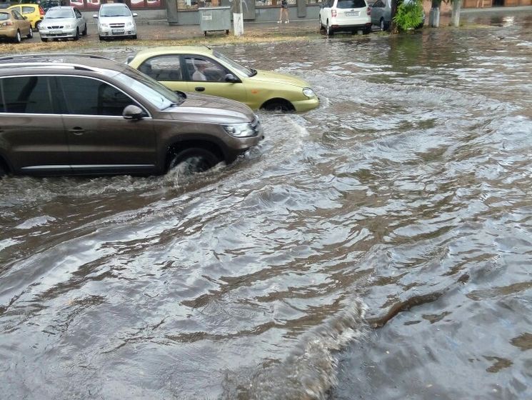 Ливень затопил улицы Днепра. Видео