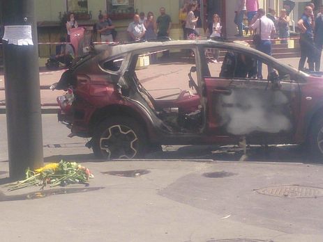 К месту гибели Шеремета несут цветы