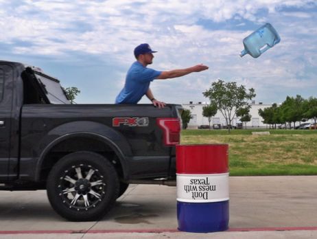 Хит YouTube: ролик с подбрасыванием бутылок набрал за два дня почти 6 млн просмотров. Видео