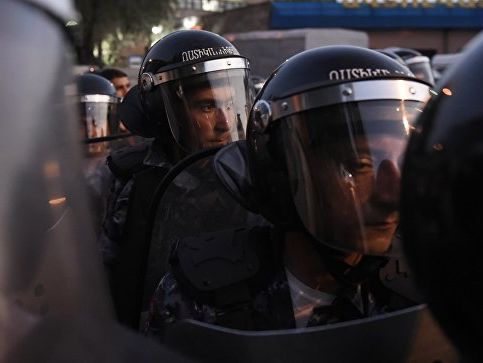 В Ереване начались столкновения митингующих с полицией