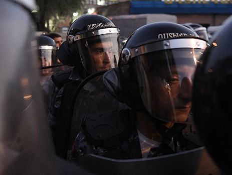 В Ереване начались столкновения митингующих с полицией