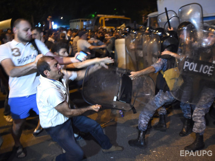 Полиция разогнала митингующих у захваченного здания полиции в Ереване