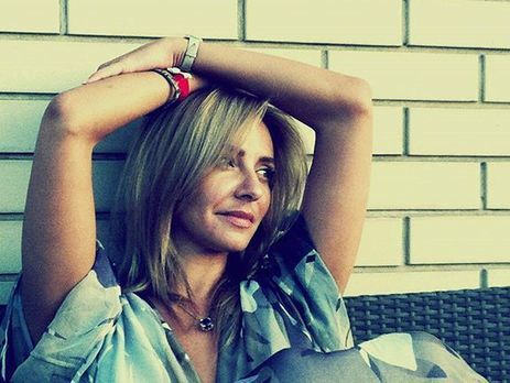 Навка показала, как носит в сумке младшую дочь