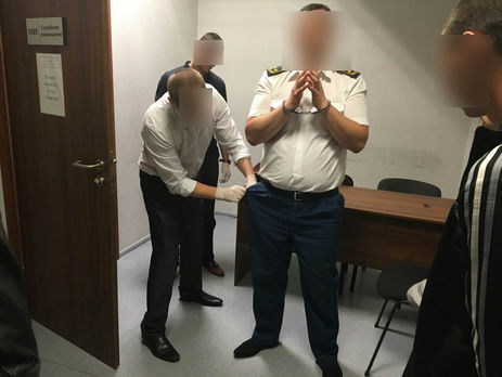 Начальника таможенного поста киевского аэропорта Жуляны задержали за взятку в $3 тыс.
