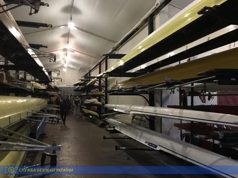 Чиновники одного из учреждений департамента КГГА зарабатывали на покупке спортинвентаря для детей – СБУ