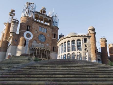 91-летний испанец полвека в одиночку строит огромный собор. Видео