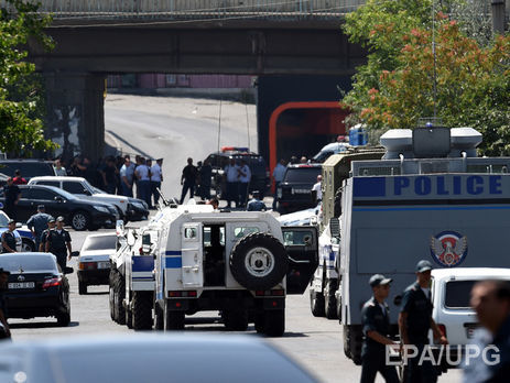 В Ереване у захваченного отдела полиции возобновился митинг