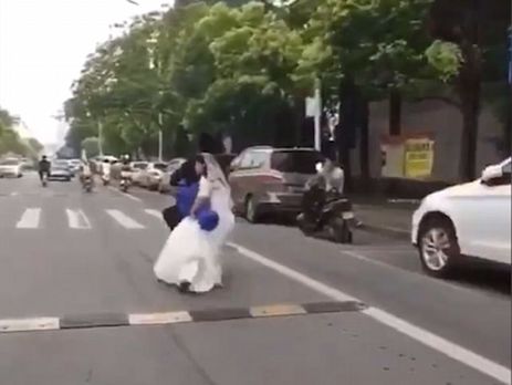 Невеста не удержалась на скутере