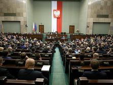 "Вспоминая преступления украинских националистов, нельзя обойти молчанием и польские ответные репрессии в украинских деревнях, в результате которых также гибли гражданские лица", говорится в резолюции