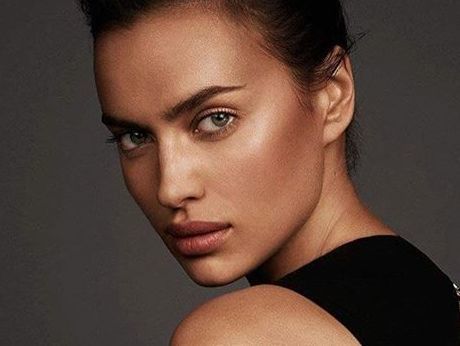 Шейк показала ягодицы в стрингах