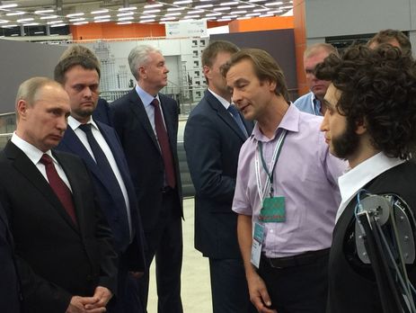 Робота Пушкина заклинило при встрече с Путиным