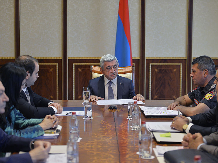 Президент Армении Саргcян призвал захвативших здание полиции сложить оружие
