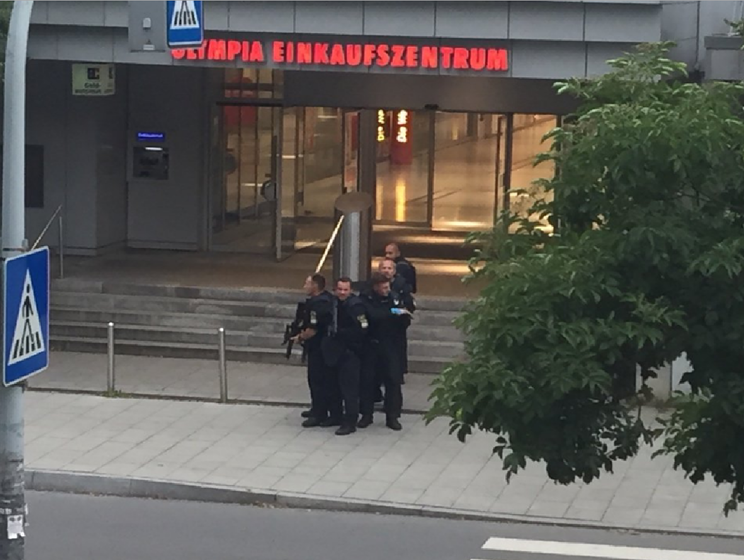 В торговом центре в Мюнхене открыли стрельбу