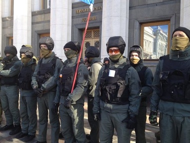 Самооборона Майдана взяла под охрану Верховную Раду