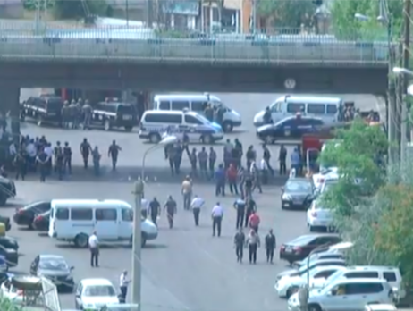 Из захваченного здания полиции в Ереване освободили еще двух заложников