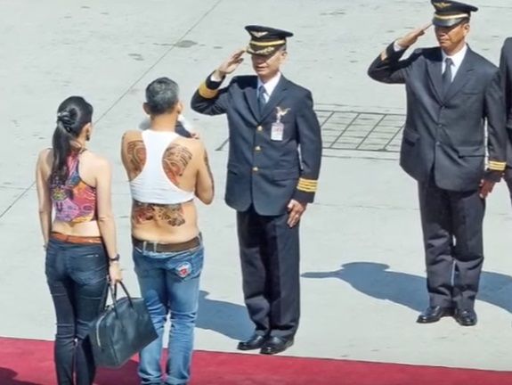 Принц Таиланда прилетел в Германию в приспущенных штанах, коротком топике и с пуделем на руках – СМИ