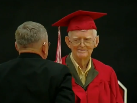 В США 95-летний ветеран Второй мировой получил диплом средней школы